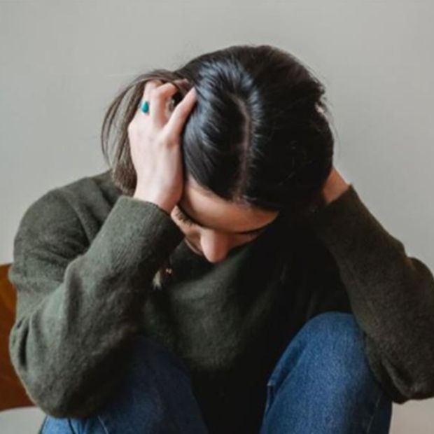 Una mujer con dolor de cabeza